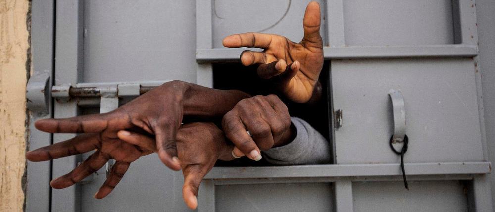 Gegen ihren Willen werden in Libyen Tausende Flüchtlinge festgehalten. Wer kein Lösegeld zahlen kann, dem droht der Tod.