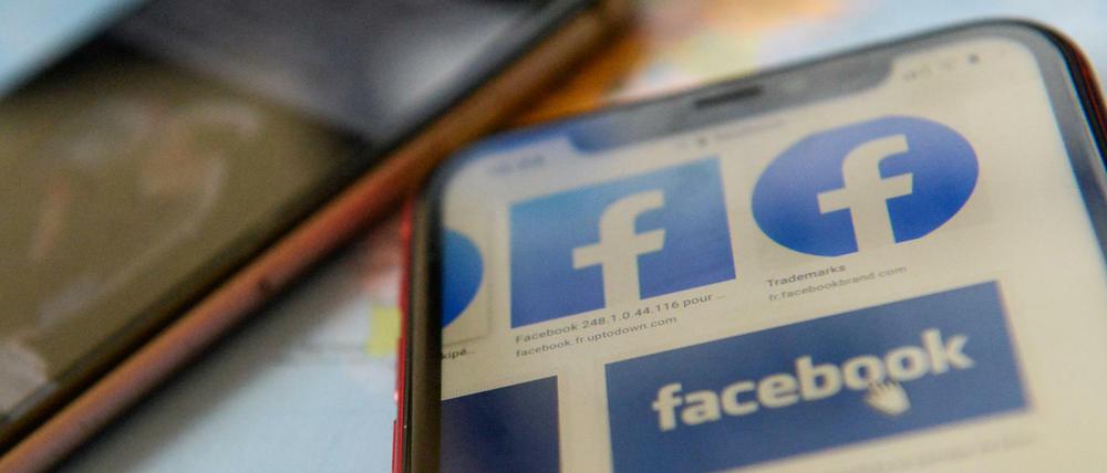 Facebook-Logos auf einem Smartphone-Display.