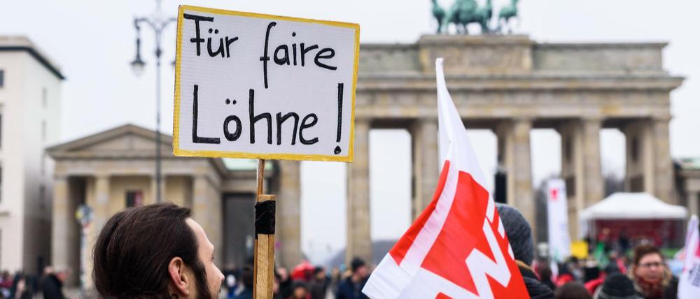 Beschäftigte des öffentlichen Dienstes in Berlin demonstrieren im Februar 2019 für mehr Geld.