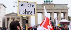 Beschäftigte des öffentlichen Dienstes in Berlin demonstrieren im Februar 2019 für mehr Geld.