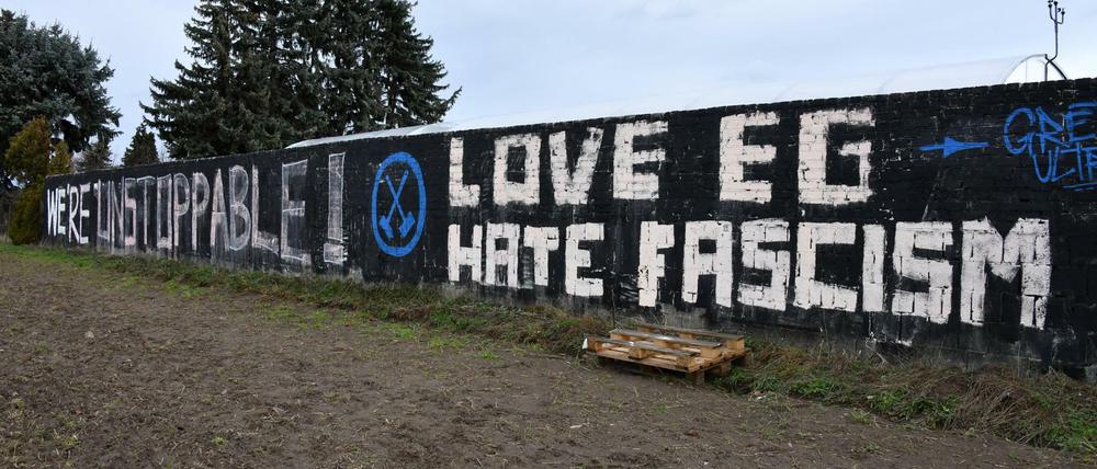 Der Schriftzug "We're unstoppable, Love EG Hate Fascism" ist an der Mauer an einer Gärtnerei in Cottbus-Ströbitz zu lesen.