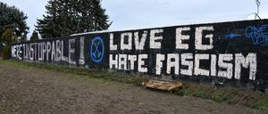 Der Schriftzug "We're unstoppable, Love EG Hate Fascism" ist an der Mauer an einer Gärtnerei in Cottbus-Ströbitz zu lesen.