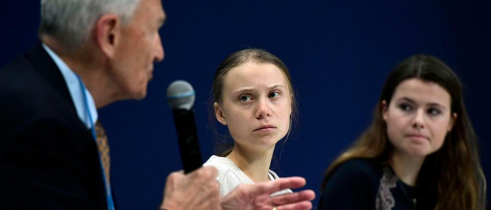 Diskutieren für die Zukunft: die Schwedin Greta Thunberg (M.) und die deutsche Klimaschutzaktivistin Luisa Neubauer (r.).