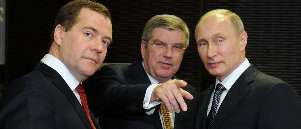 Das geht's lang. IOC-Präsident Thomas Bach mit dem russischen Präsidenten Wladimir Putin (r.) und Premierminister Dmitri Medwedew (l.).