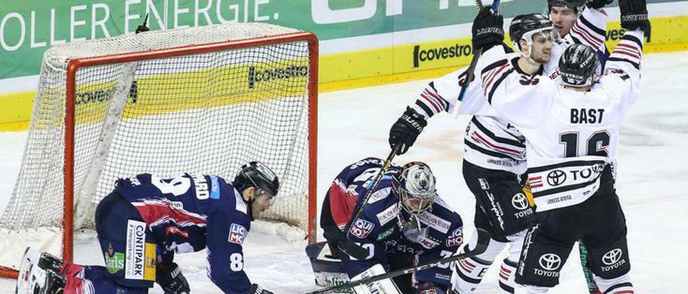 Die Eisbären James Sheppard (l.) und Torwart Maximilian Franzreb sind am Boden zerstört, während die Kölner den Siegtreffer von Lucas Dumont feiern.