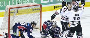 Die Eisbären James Sheppard (l.) und Torwart Maximilian Franzreb sind am Boden zerstört, während die Kölner den Siegtreffer von Lucas Dumont feiern.