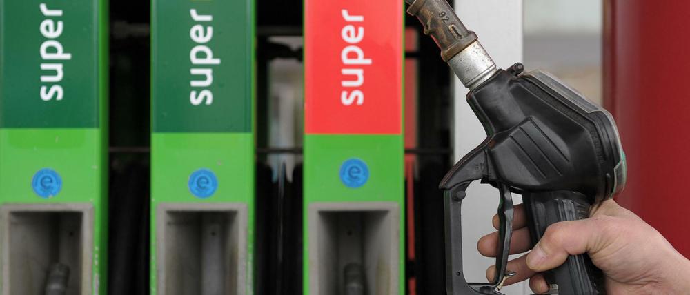 Eine Zapfpistole an einer Tankstelle