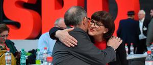 Jubel bei über Wahlerfolg: Die neuen SPD-Spitzen Saskia Esken and Norbert Walter-Borjans 