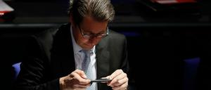 Licht und Schatten: Minister Scheuer im Bundestag.