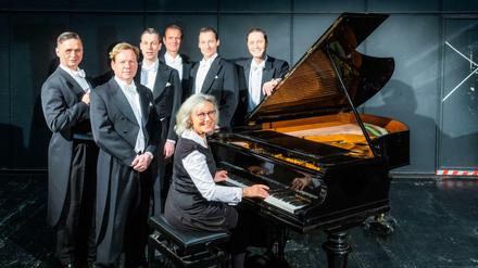 Die Berlin Comedian Harmonists mit Elisabeth Trautwein-Heymann am C. Bechstein-Flügel ihres Vaters.