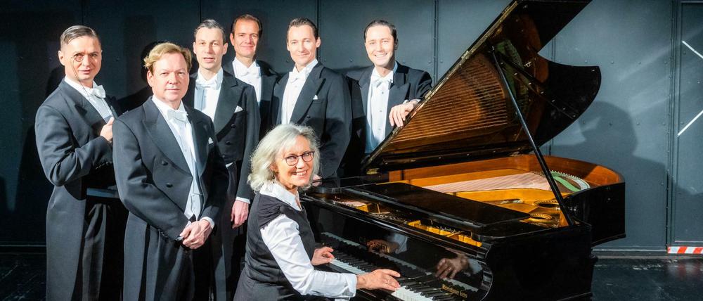 Die Berlin Comedian Harmonists mit Elisabeth Trautwein-Heymann am C. Bechstein-Flügel ihres Vaters.