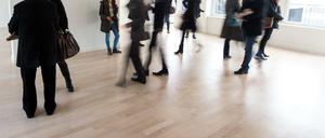 Interessenten besichtigen in Berlin-Mitte eine Wohnung. 