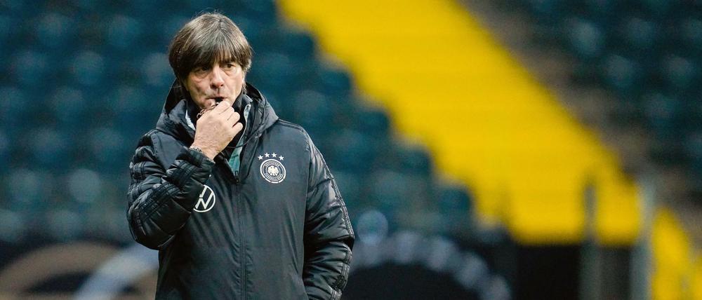 Anpfiff. Joachim Löw hat ein hartes Programm mit der Nationalelf vor sich.