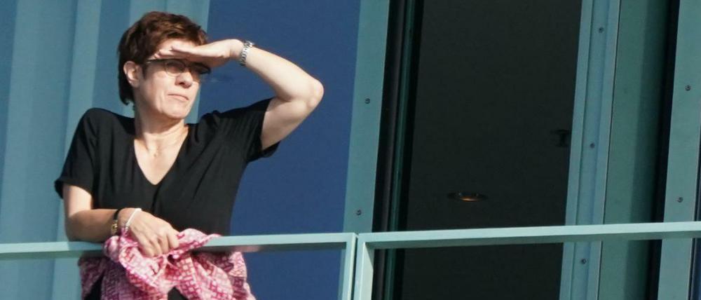 Annegret Kramp-Karrenbauer auf dem Balkon des Kanzleramts