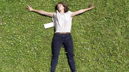Wenig Flüge, kaum Abfall, kein Fleisch: der deutsche Film soll grüner werden. Szene mit Jessica Schwarz im TV-Film "Auf der anderen Seite ist das Gras viel grüner", der im September in der ARD lief. 