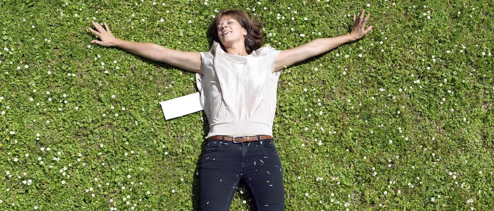 Wenig Flüge, kaum Abfall, kein Fleisch: der deutsche Film soll grüner werden. Szene mit Jessica Schwarz im TV-Film "Auf der anderen Seite ist das Gras viel grüner", der im September in der ARD lief. 