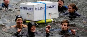 Aktivisten protestieren in der Spree gegen das Klimapaket (Archivbild).