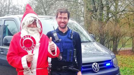 Der Polizist und der Nikolaus: Einsatz geglückt.