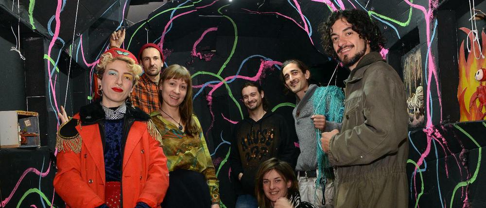 Noch arbeiten Stevie Southard (li.), Annette Lüür (3. v. li.) und Pablo Villalba mit den anderen Künstlern an der Gestaltung der Räume.