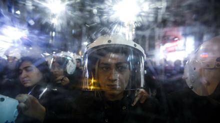 Eine Polizistin in Istanbul während einer Kundgebung zum Internationalen Tag gegen Gewalt an Frauen.