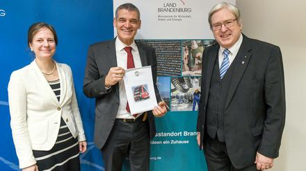 Brandenburgs Wirtschaftsminister Steinbach (SPD), Desag-Geschäftsführer Ralf Böhme (M.) und Claudia Hain, Geschäftsführerin der Nacompex.