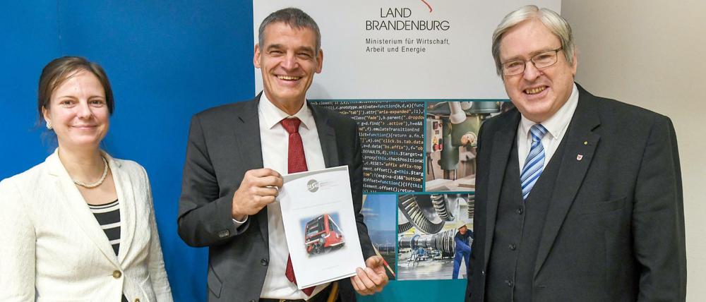 Brandenburgs Wirtschaftsminister Steinbach (SPD), Desag-Geschäftsführer Ralf Böhme (M.) und Claudia Hain, Geschäftsführerin der Nacompex.