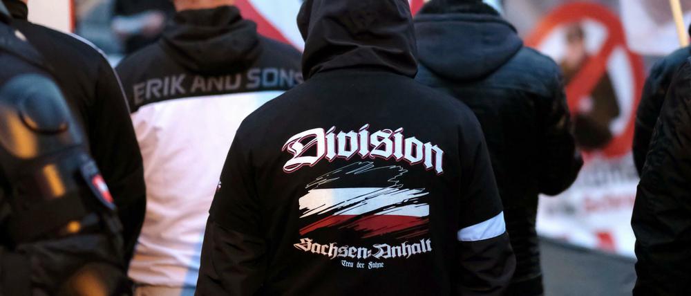 Neonazis demonstrieren gegen Journalisten, die kritisch über die rechte Szene berichtet haben.