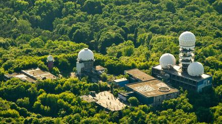Bis 1992 hörte der amerikanische Geheimdienst NSA von dort aus den Funk- und Telefonverkehr im Osten der Stadt ab.