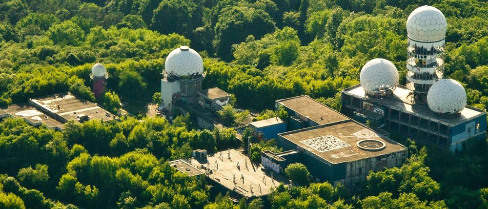Bis 1992 hörte der amerikanische Geheimdienst NSA von dort aus den Funk- und Telefonverkehr im Osten der Stadt ab.