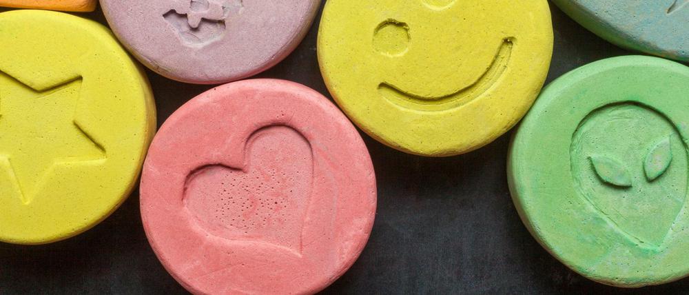Die Partydroge Ecstasy wird meist in Pillenform konsumiert. Sie können unterschiedliche Inhaltsstoffe beinhalten.