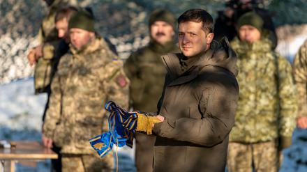 Der ukrainische Präsident Wolodymyr Selenskyj bei einem Truppenbesuch in der Region Donezk.