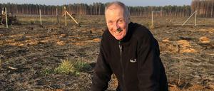 Rinjebohrt. Ein 72-jähriger IT-Unternehmer will Brandenburg grüner machen. Er und seine Helfer fahren regelmäßig aufs Land und versenken Setzlinge in der Erde.