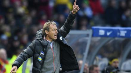 Ganz nach oben: Jürgen Klinsmann soll Hertha BSC aus dem Tabellenkeller führen.