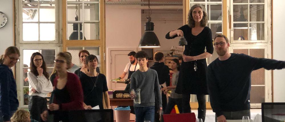 Na, klingelt's? Weihnachtsfeier für die Mitarbeiterinnen und Mitarbeiter der Firma Kreuzwerker GmbH in der Ritterstraße in Berlin-Kreuzberg.