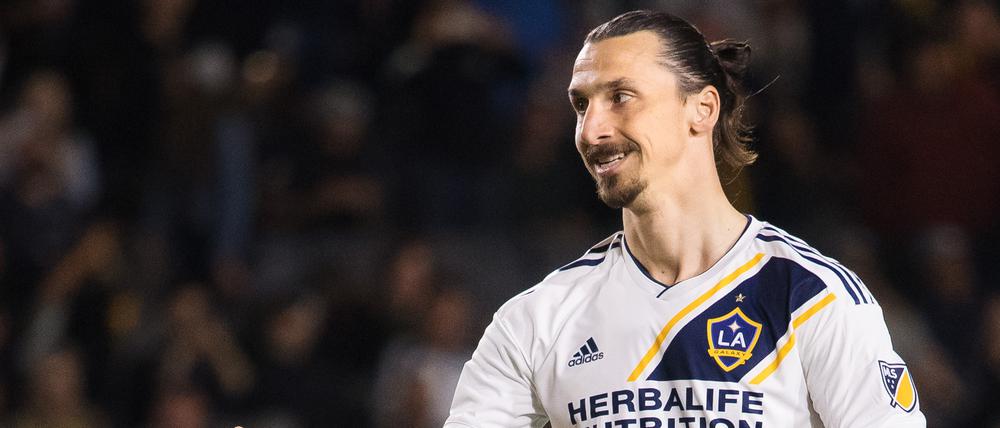 Handauflegung inklusive. Zlatan Ibrahimovic kokettiert mit einem Wechsel zum AC Mailand.