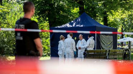 Beamte der Spurensicherung am Tatort im Kleinen Tiergarten in Berlin. Dort war am 23. August 2019 ein Georgier erschossen worden.