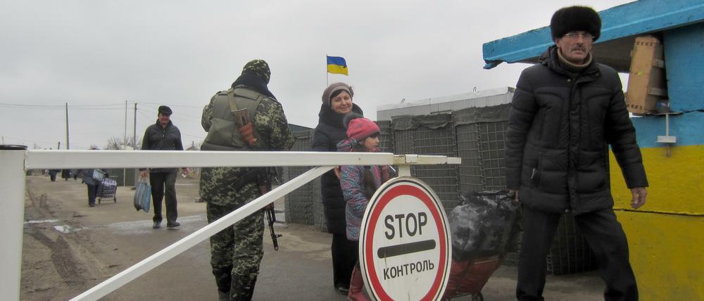 Ukrainer überqueren einen Kontrollpunkt zwischen Regierungs- und Rebellengebiet im Donbass.