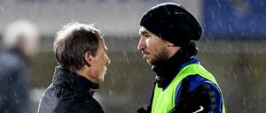 Jürgen Klinsmann (l) spricht mit Marko Grujic.