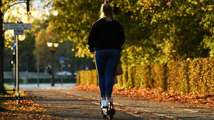 Eine E-Scooter-Fahrerin in Berlin