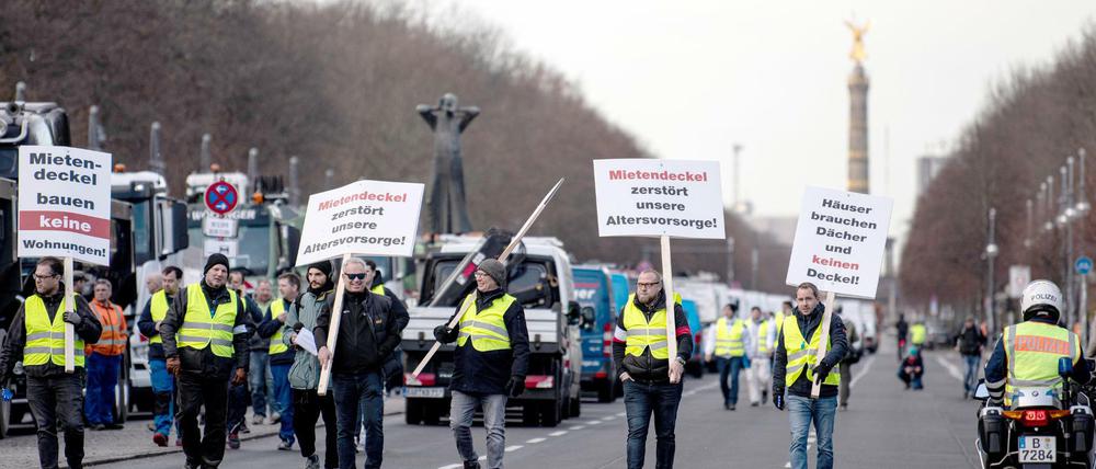 Die Wirtschaftsverbände befürchten unter anderem, dass durch den Mietendeckel der dringend nötige Wohnungsneubau abgewürgt wird