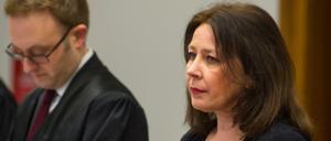 Die Angeklagte (r) steht neben ihrem Verteidiger zu Prozessbeginn im Landgericht Lüneburg im Februar 2018.