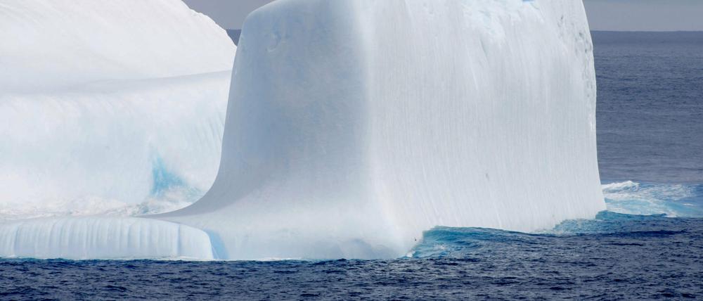 Das Foto, welches vom japanischen Forschungsschiff "Shirase" während der 61. Antarktis-Expedition gemacht wurde, zeigt einen Eisberg im Antarktischen Ozean.