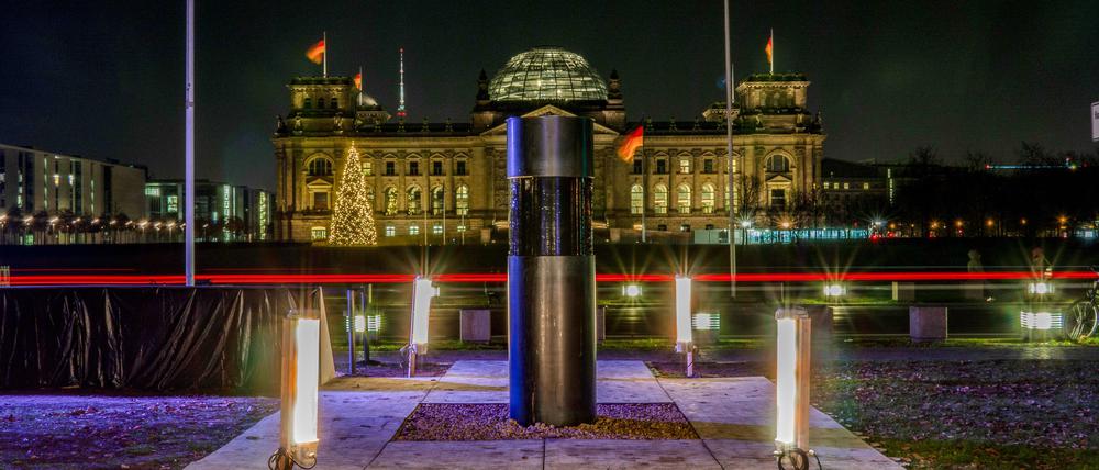 Verdeckt. Das gläserne Kernstück der umstrittenen Säule vom Künstlerkollektiv „Zentrum für politische Schönheit“.