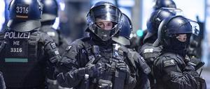 Polizisten sichern vor der Europa-League-Begegnung von Eintracht Frankfurt gegen Antwerpen eine Kreuzung in der Innenstadt. 