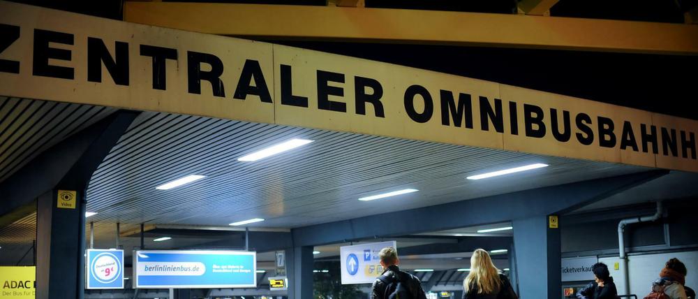 Fahrgäste gehen am 18.10.2014 am Zentralen Omnibusbahnhof (ZOB) in Berlin zu den Fernbussen. Zukünftig soll der Bahnhof deutlich schicker aussehen.