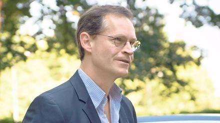 Berlins Regierender Bürgermeister Michael Müller (SPD) vor seinem Dienstwagen.