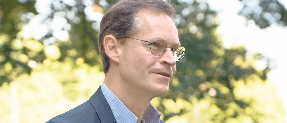 Berlins Regierender Bürgermeister Michael Müller (SPD) vor seinem Dienstwagen.