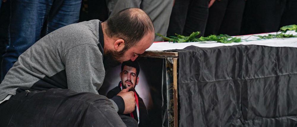 Einer der getöteten Demonstranten wird in Bagdad beigesetzt.