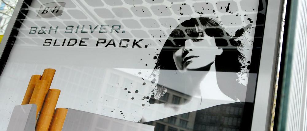 Tabakwerbung von Benson &amp; Hedges - Plakat gesehen an der Bushaltestelle "Potsdamer Platz" an der Leipziger Straße. 
