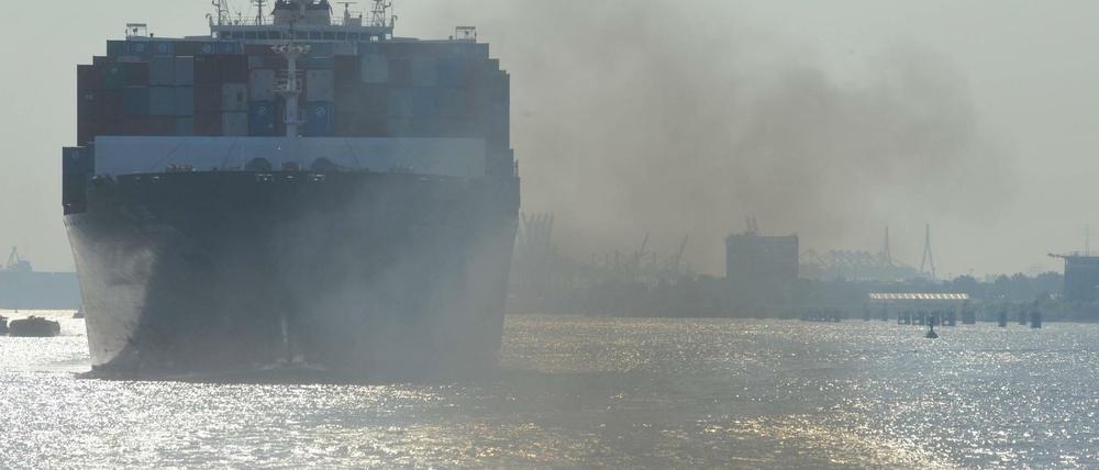 Ein Containerschiffr auf der Elbe bei Hamburg 
